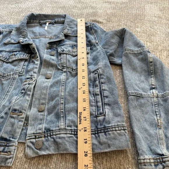 Free People Distressed Denim Jacket‎ Women’s Small Light Wash Button Front - Picture 8 of 8